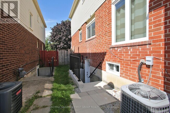 213 Glen Hill Dr in Whitby, ON - Building Photo - Building Photo