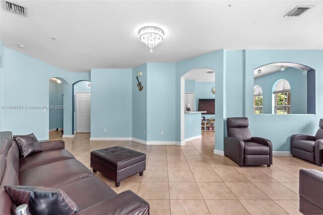 10242 NW 7th St in Miami, FL - Building Photo - Building Photo
