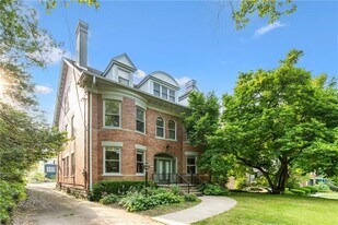 1084 Shady Ave in Pittsburgh, PA - Building Photo