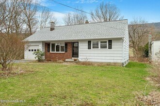 303 New Salem South Rd in Voorheesville, NY - Building Photo - Building Photo