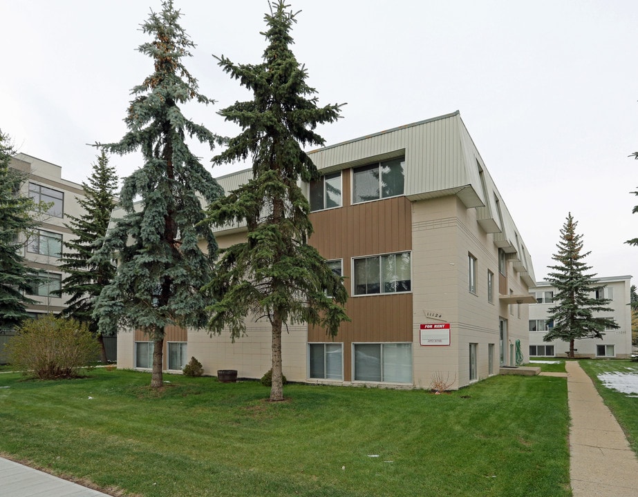 Lavonia Manor in Edmonton, AB - Building Photo