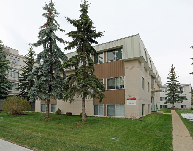 Lavonia Manor in Edmonton, AB - Building Photo - Primary Photo