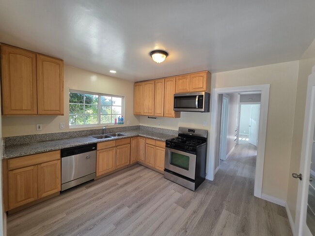 270 Newport Ave, Unit B