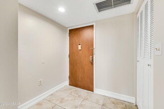 935 N Halifax Ave in Daytona Beach, FL - Building Photo - Building Photo