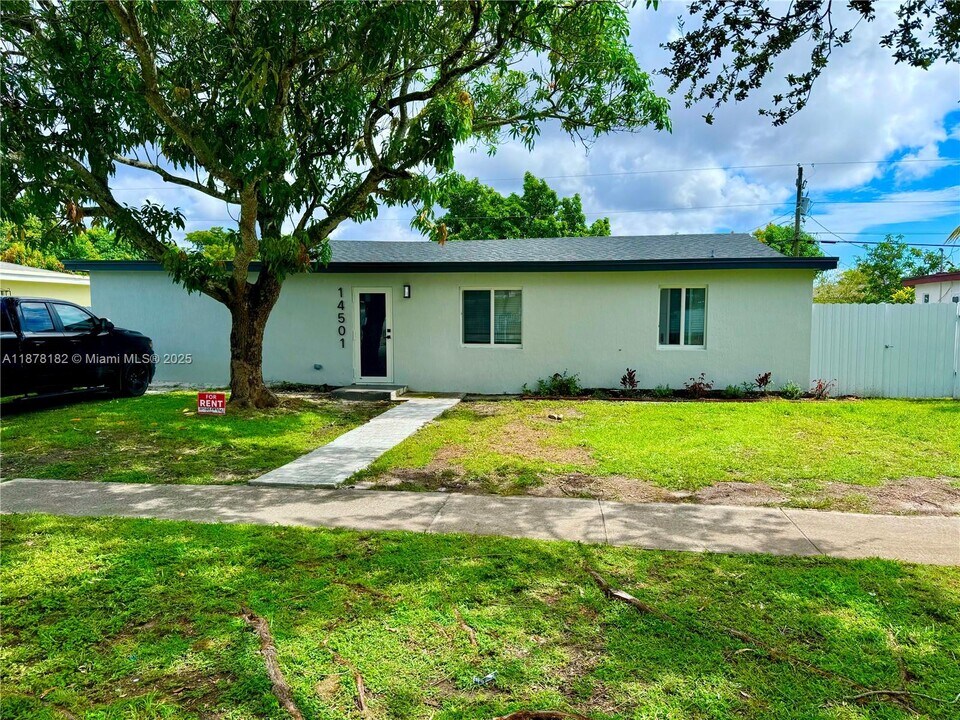 14501 Harrison St in Miami, FL - Building Photo