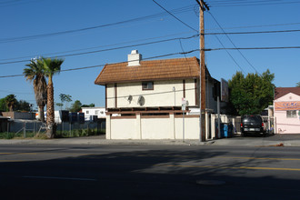 6439 Woodman Ave in Van Nuys, CA - Building Photo - Building Photo