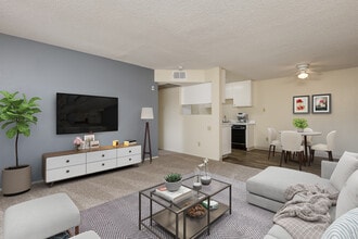 Creekside Village Apartments in Escondido, CA - Foto de edificio - Building Photo