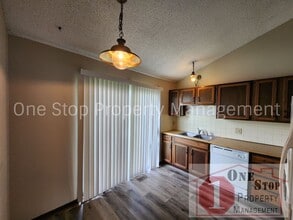 1300 E 152nd Terrace in Olathe, KS - Foto de edificio - Building Photo