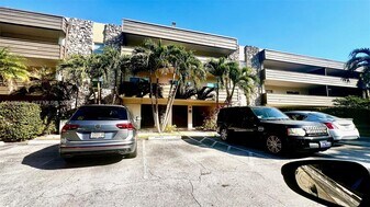 8325 SW 72nd Ave in Miami, FL - Building Photo