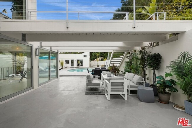 3210 Coldwater Canyon Ln in Beverly Hills, CA - Building Photo - Building Photo