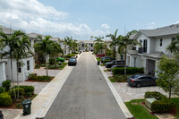 Long Pines Townhomes in Pompano Beach, FL - Building Photo - Building Photo