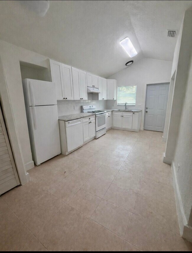 7796 Loomis St in Lantana, FL - Building Photo - Building Photo