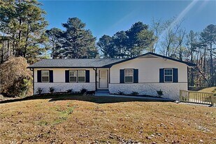 1176 Golden Cir SW in Lilburn, GA - Building Photo