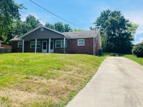 802 W Main St in Odessa, MO - Foto de edificio - Building Photo