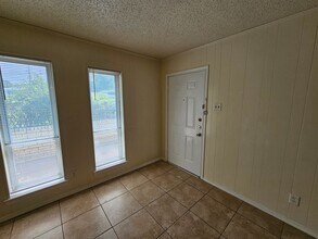 8235 Ferguson Rd in Dallas, TX - Foto de edificio - Building Photo