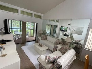 202 Woodlake Wynde, Unit 202 Woodlake Wynde in Oldsmar, FL - Foto de edificio - Building Photo