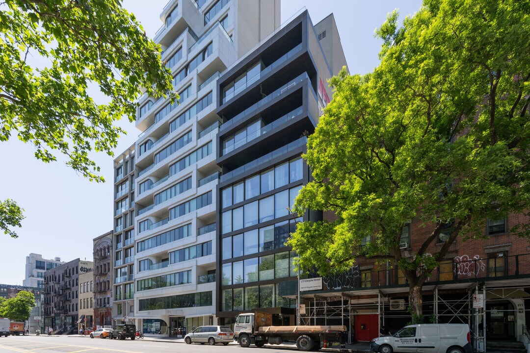 175 Chrystie St in New York, NY - Building Photo