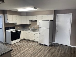 212 W James St in Paynesville, MN - Foto de edificio - Building Photo