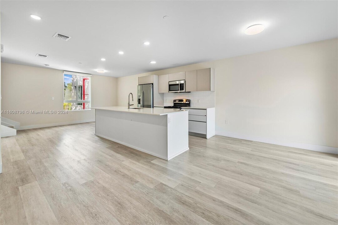 2561 NE 193rd St-Unit -1203 in Miami, FL - Building Photo