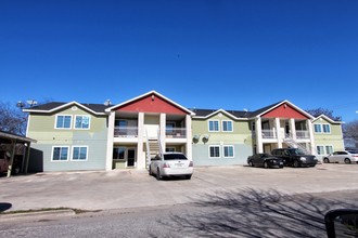 Park View Apartments in Devine, TX - Building Photo - Building Photo