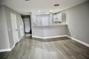 8656 S Southgate Shores Cir in Tamarac, FL - Building Photo