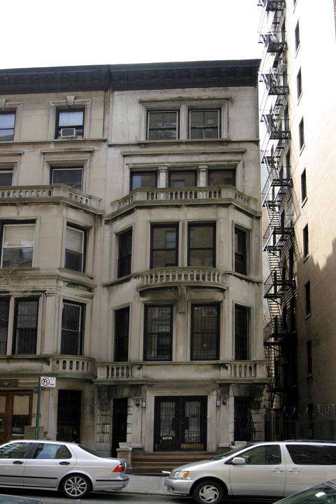 320 W 102nd St in New York, NY - Building Photo