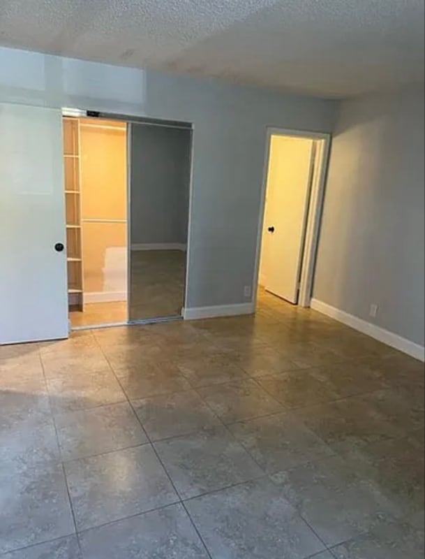 9001 SW 77th Ave in Miami, FL - Foto de edificio - Building Photo