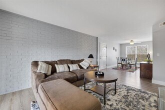 1970 Greenpoint Dr in Kirkwood, MO - Building Photo - Building Photo