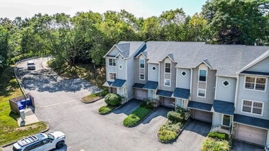 19 Hawthorne Dr in New London, CT - Building Photo - Building Photo