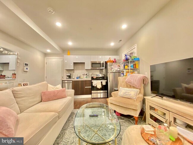 2010 Walnut St in Philadelphia, PA - Building Photo - Building Photo