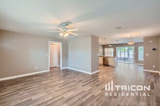 7841 Shadow Run Dr in Largo, FL - Foto de edificio - Building Photo