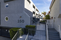 250 W Spazier Ave in Burbank, CA - Foto de edificio - Building Photo