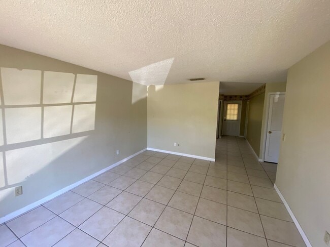 728 Sunbright Dr in Seffner, FL - Building Photo - Building Photo