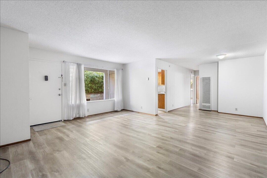 3061 Kansas St in Oakland, CA - Building Photo