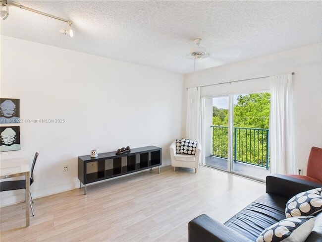 6001 SW 70th St, Unit 455 in South Miami, FL - Foto de edificio - Building Photo