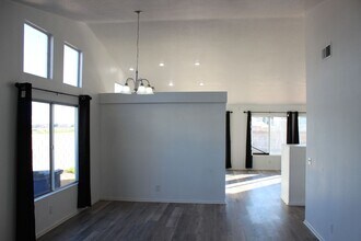 44762 Shadowcrest Dr in Lancaster, CA - Building Photo - Building Photo