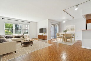 1111 River Rd in Edgewater, NJ - Building Photo