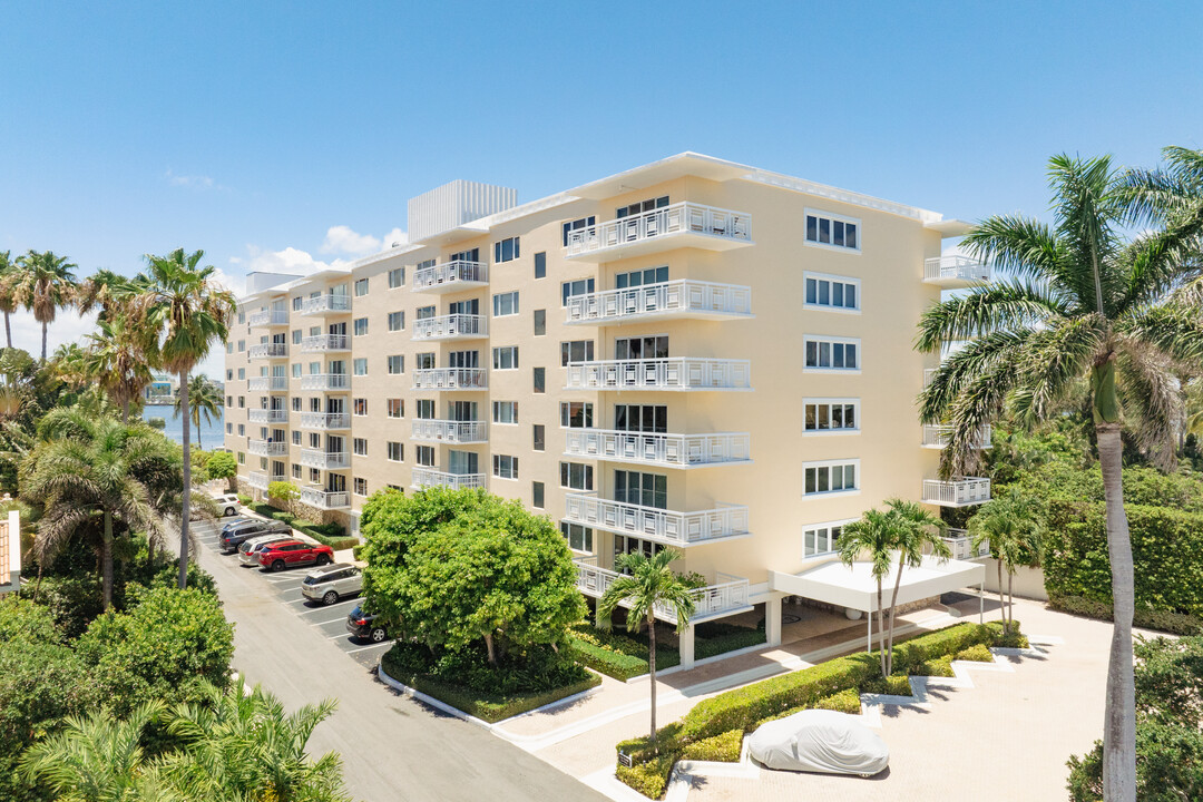 Lake Towers in Palm Beach, FL - Building Photo