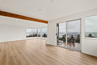 2410 37th Ave SW in Seattle, WA - Building Photo - Building Photo