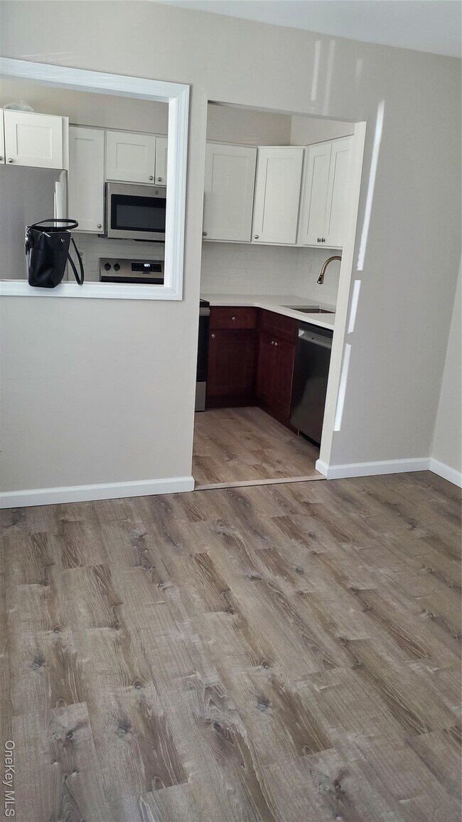 101 Sylvan Ave in Miller Place, NY - Building Photo - Building Photo