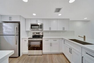245 NW 109th Ave in Doral, FL - Building Photo - Building Photo