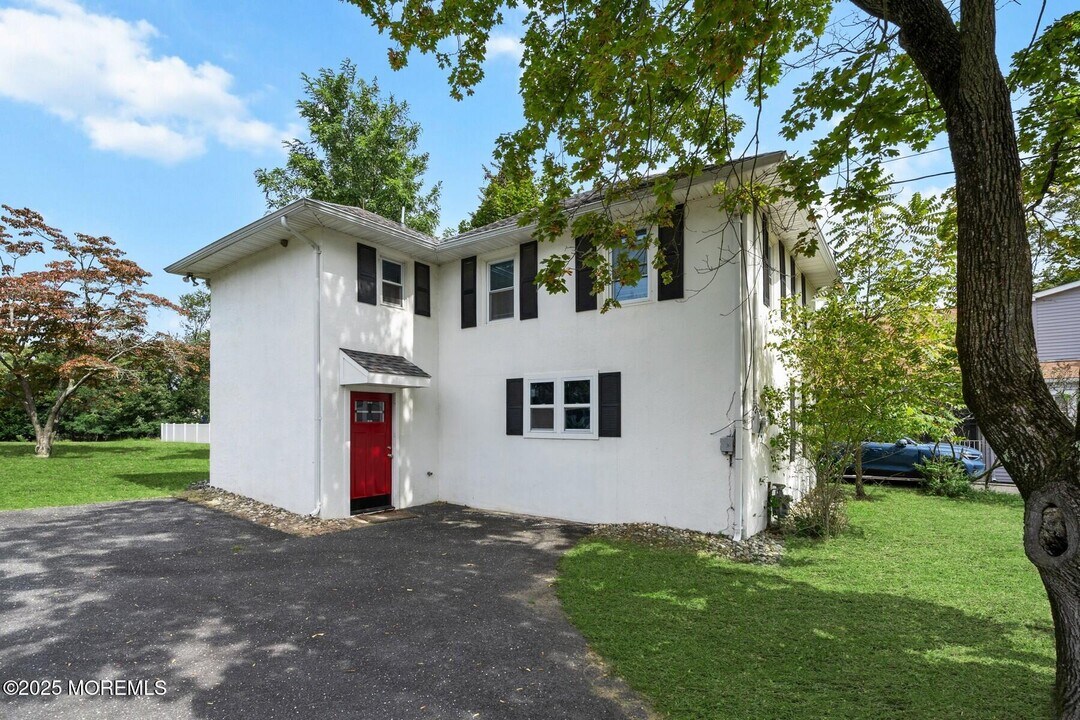 425 W Park Ave in Ocean Township, NJ - Building Photo