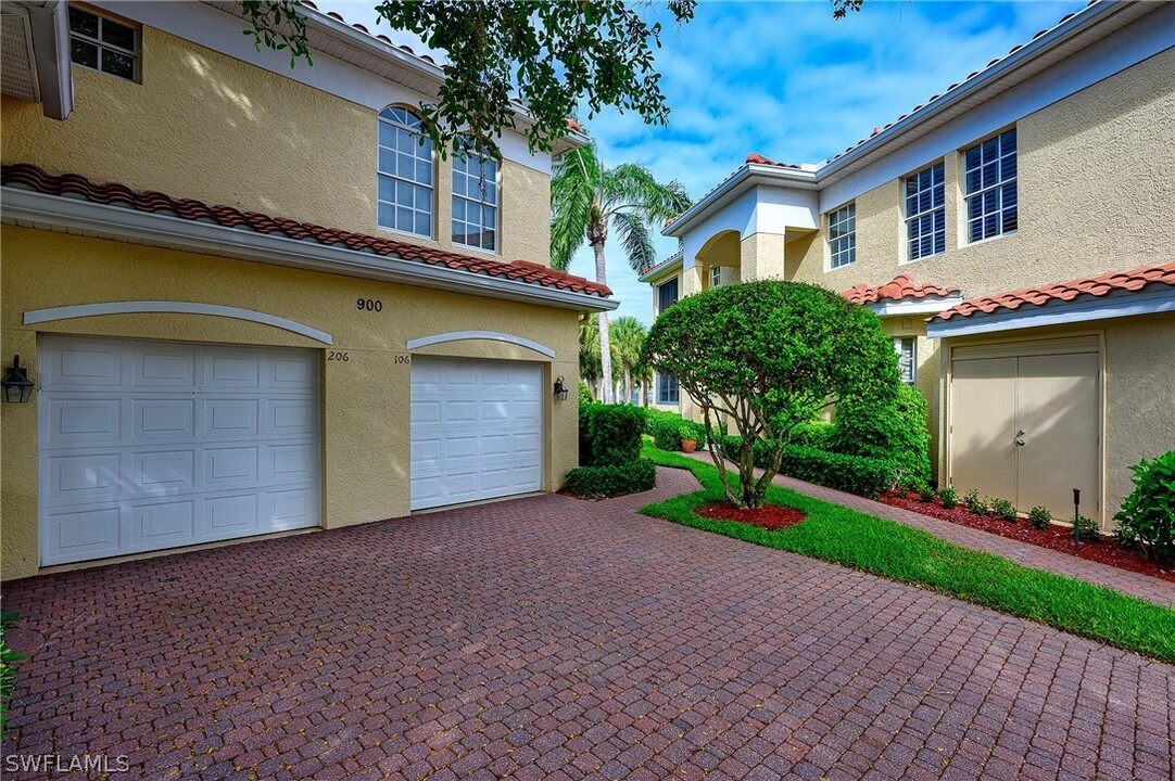 900 Lambiance Cir in Naples, FL - Building Photo