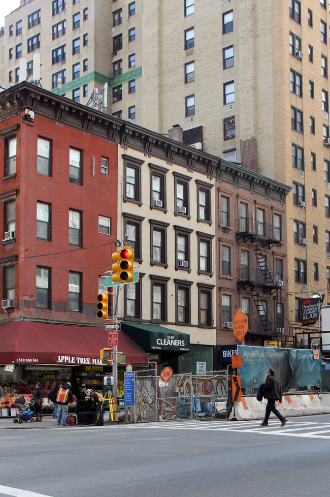 1308 Second Ave in New York, NY - Foto de edificio - Building Photo