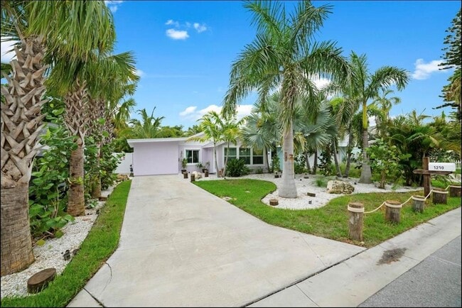 1210 Bay Palm Blvd in Indian Rocks Beach, FL - Building Photo - Building Photo