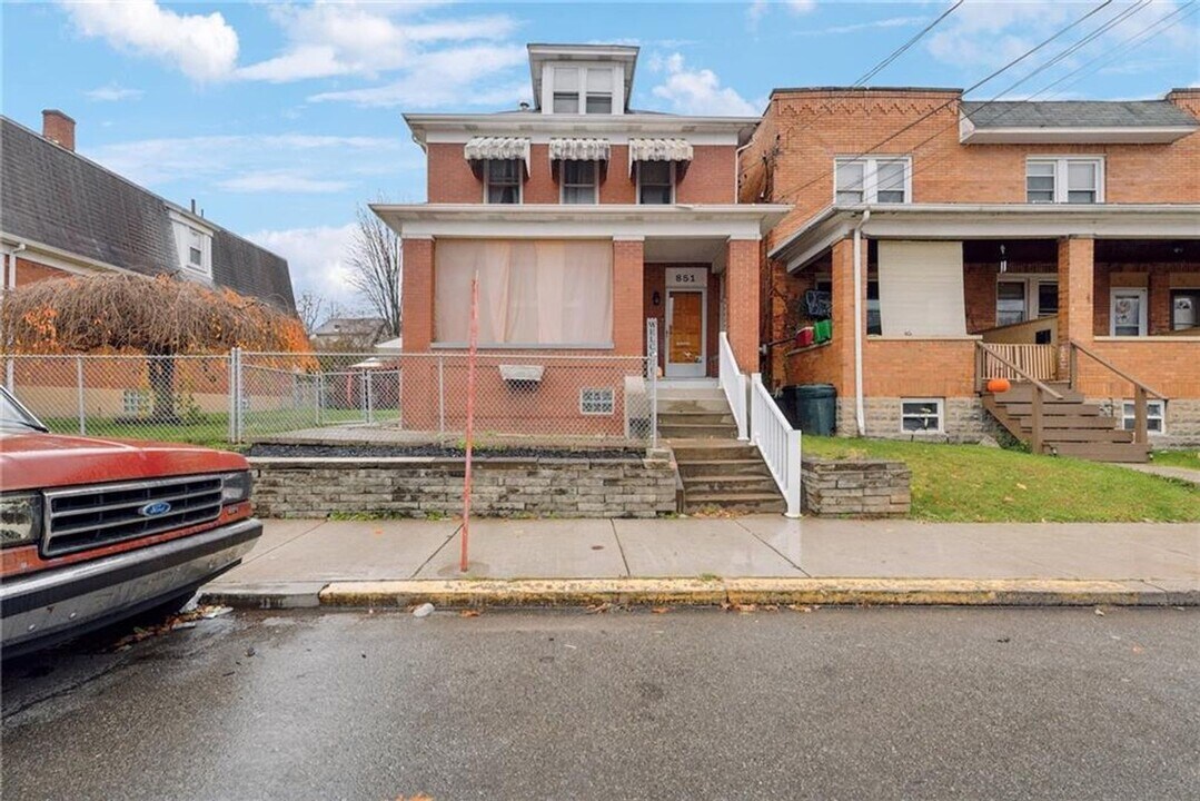 851 Hober Ave in Mckees Rocks, PA - Building Photo