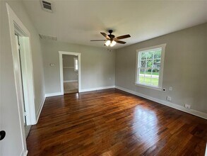 400 S Oak St in Tomball, TX - Building Photo - Building Photo