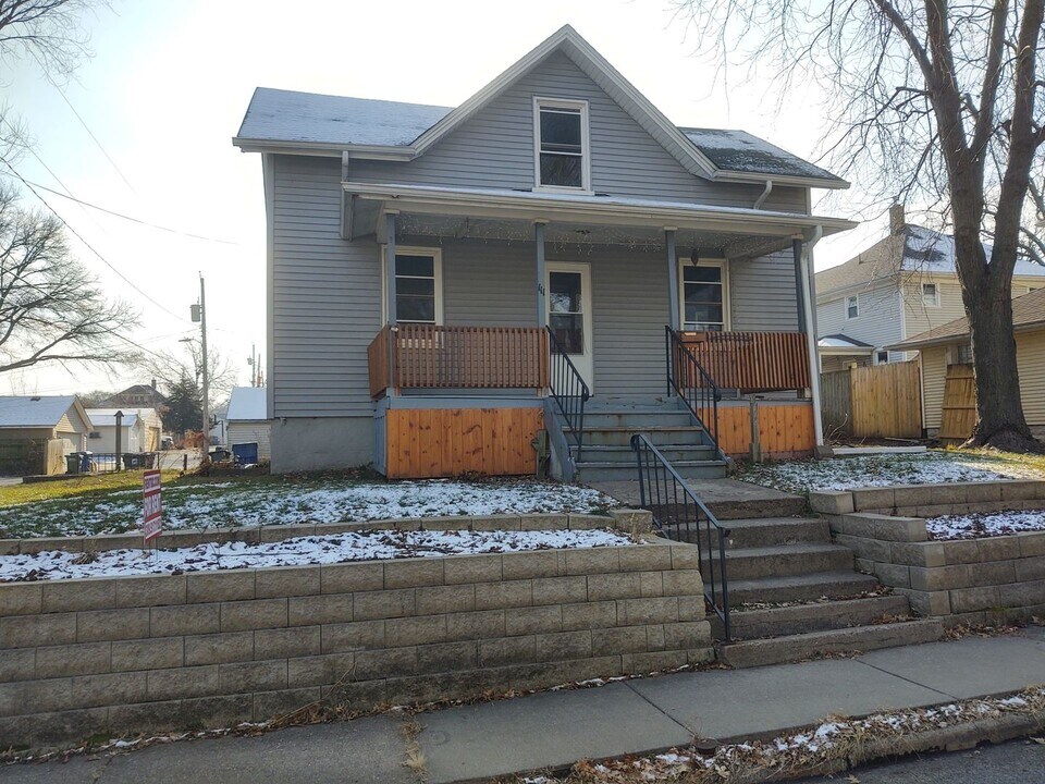 111 E Garfield St in Davenport, IA - Building Photo