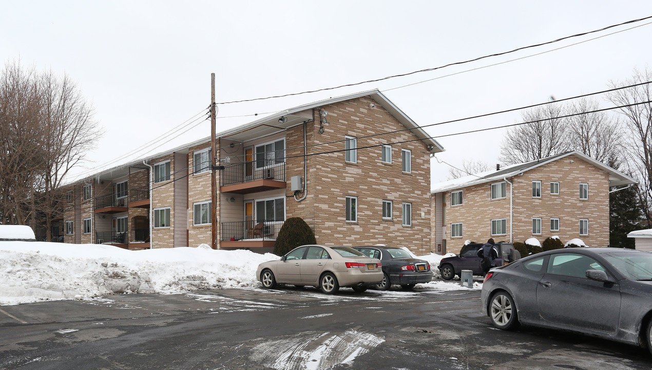 Holland House Apartments in Utica, NY - Foto de edificio