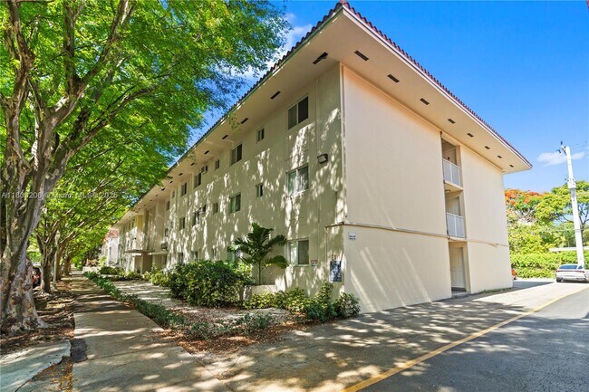 1014 Salzedo St in Coral Gables, FL - Building Photo - Building Photo
